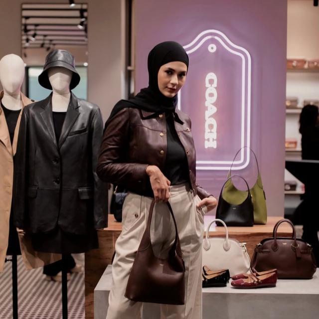 Tengok Gaya Chic dan Memukau Yasmin Napper, Paula Verhoeven, Saskia Chadwick, dan Jennifer Bachdim dengan Koleksi Tas Coach Terbaru (Foto dok : Coach/Kanmo Grouo).