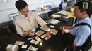 Karyawan memeriksa uang kertas rupiah yang rusak di tempat penukaran uang rusak di Gedung Bank Indonessia, Jakarta (4/4). Bank Indonesia memfasilitasi masyarakat untuk menukarkan uang rupiah yang rusak secara gratis. (Merdeka.com/Arie Basuki)