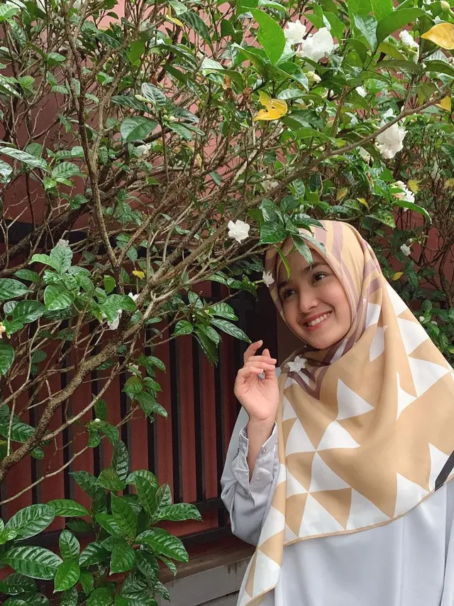 7 Pesona Cut Syifa saat Tampil Berhijab, Curi Perhatian