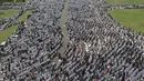 Umat muslim melaksanakan salat Jumat saat Aksi Bela Palestina di Kawasan Monas, Jakarta, Jumat (11/5). Aksi tersebut sebagai penolakan atas keputusan pemerintah AS yang memindahkan Kantor Kedubes AS untuk Israel ke Yerusalem. (Liputan6.com/Arya Manggala)