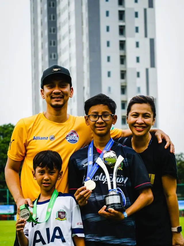 Jarang Tersorot, Ini 6 Potret Farrel Rompies Anak Sulung Vincent Rompies