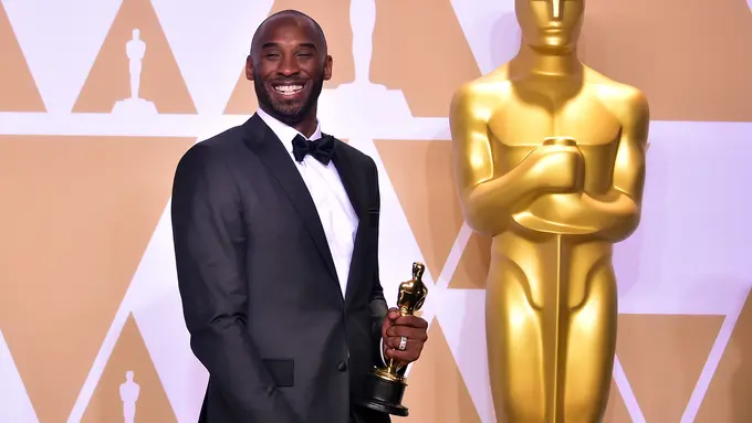 Senyum Semringah Legenda NBA Kobe Bryant Usai Raih Piala Oscar 2018