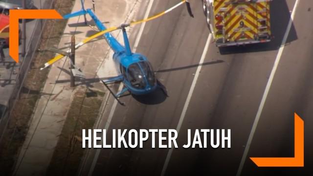 Kecelakaan helikopter di daerah Florida Amerika Serikat hari Kamis (4/4). Helikopter alami gagal mesin dan jatuh di jalanan padat kendaraan. Peristiwa ini tewaskan penumpang truk yang terkena baling-baling helikopter.