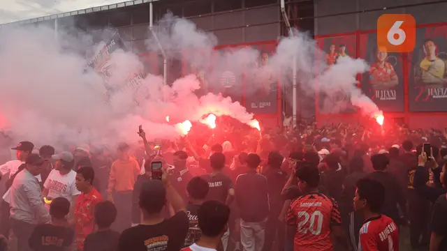 Foto: Ribuan The Jakmania Geruduk Tempat Latihan Persija, Minta Macan Kemayoran Kalahkan Persib Bandung di BRI Super League