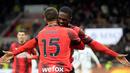 Pemain AC Milan Fikayo Tomori merayakan bersama Luka Jovic usai mencetak gol ke gawang Frosinone pada pertandingan sepak bola Serie A Liga Italia di Stadion San Siro, Milan, Italia, Jumat (2/12/2023). (AP Photo/Luca Bruno)