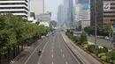 Sejumlah kendaraan melewati jalan yang lengang di Jalan MH Thamrin, Jakarta, Kamis (27/6/2019). Adanya rekayasa lalu lintas di sejumlah titik terkait sidang putusan Mahkamah Konstitusi menyebabkan jalan protokol di pusat kota itu lebih lengang dibanding hari biasa. (Liputan6.com/Immanuel Antonius)