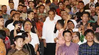 Presiden Jokowi bersama para pelaku bisnis industri kopi Tanah Air saat Ngopi Sore di Istana Bogor, Jawa Barat, Minggu (1/10). Acara Ngopi Sore ini juga bertujuan untuk mempromosikan sektor hulu industri kopi di Indonesia. (Liputan6.com/Angga Yuniar)