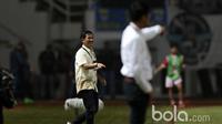 Pelatih Persib Bandung, Djadjang Nurjaman saat memimpin timnya melawan Semen Padang pada perebutan tempat ketiga Piala Presiden 2017 di Stadion Pakansari, Bogor, Sabtu (11/3/2017). (Bola.com/Nicklas Hanoatubun)