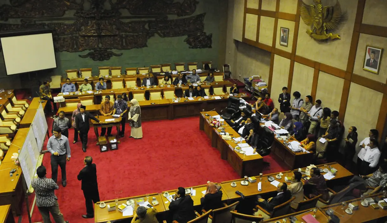 Suasana pengambilan keputusan calon anggota BPK RI periode 2014-2019 di Komisi XI DPR, Kompleks Parlemen, Senayan, Jakarta, (15/9/14). (Liputan6.com/Andrian M Tunay) 