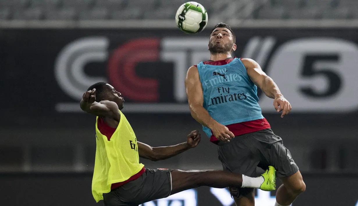 Gelandang Arsenal, Sead Kolasinac, menyundul bola saat berlatih di Shanghai, Selasa (18/7/2017). Arsenal akan menghadapi Bayern Munchen pada laga International Champions Cup. (AFP/Johannes Eisele)
