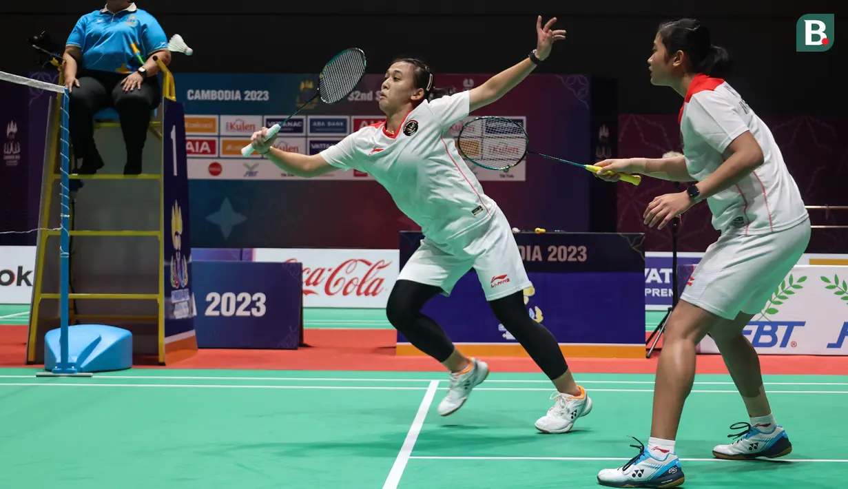 <p>Pebulu tangkis&nbsp;ganda putri Indonesia, Febriana Dwipuji Kusuma/Amalia Cahaya Pratiwi bertanding melawan pebulu tangkis ganda putri Thailand,&nbsp;Jongklophan Kititharakul/Rawinda Prajongjai&nbsp;pada final bulu tangkis beregu putri SEA Games 2023 di Badminton Hall Morodok Techo National Stadium, Phnom Penh, Kamboja, Kamis (11/05/2023). (Bola.com/Abdul Aziz)</p>