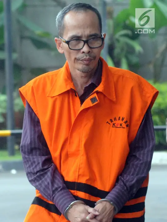 Tersangka Kepala Kantor Kemenag Kabupaten Gresik, Muhammad Muafaq Wirahadi bersiap menjalani pemeriksaan di gedung KPK, Jakarta, Selasa (16/4/2019). Muhammad Muafaq Wirahadi diperiksa sebagai tersangka terkait kasus suap jual beli jabatan di Kementerian Agama, Jawa Timur. (merdeka.com/Dwi Narwoko)