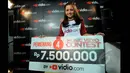 Sebagai pemenang keempat Music Vidio Contest, Alif Ekacahya berhak atas hadiah uang tunai senilai Rp. 7.500.000. Foto diambil pada Senin (26/1/2015). (Liputan6.com/Faisal R Syam)