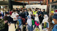 Sebanyak 406 jemaah haji tiba di Bandara Soekarno Hatta. (Liputan6.com/Pramita Tristiawati)