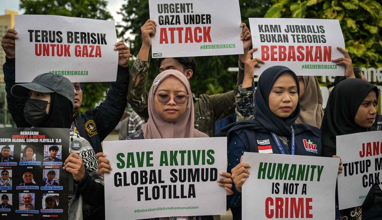 Para aktivis menggelar unjuk rasa menentang pencegatan kapal-kapal yang berpartisipasi dalam armada Global Sumud Flotilla (GSF), sebuah misi bantuan kemanusiaan ke Gaza melalui jalur laut, di Surabaya, Jawa Timur pada Kamis 21 Mei 2026. (JUNI KRISWANTO/AFP)