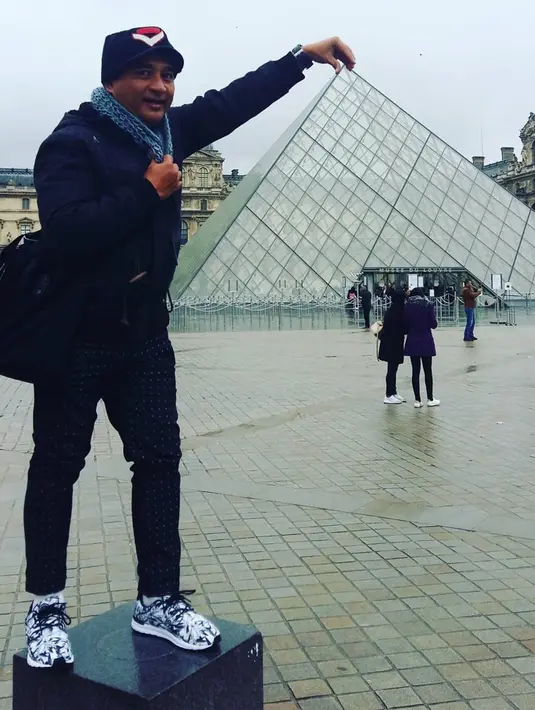 Jeremy Teti terlihat sering mengunggah momen liburannya di akun Instagram miliknya. Jeremy Teti terlihat pernah mengunjungi museum Louvre di Paris. (Liputan6.com/IG/@tetijeremy)