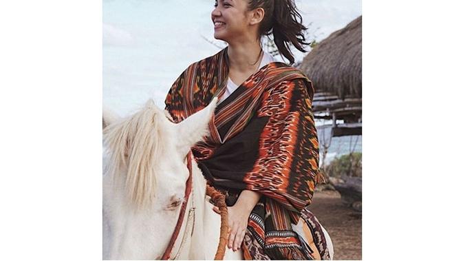 Artis Cantik yang Hobi Olahraga Berkuda (sumber: instagram/@angelagilsha)