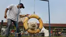 Pelatih sedang melatih anjing peliharaan dalam ajang Purina Pro Plan Boot Camp di Senayan, Jakarta (06/10). Sebanyak 150 anjing dan kucing berkumpul dan bermain bersama. (Liputan6.com/Fery Pradolo)