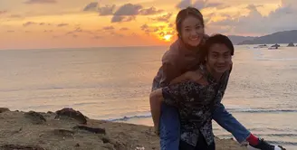 Dimas Andrean salah satu selebriti yang sudah mulai jarang terlihat lagi di layar kaca. Begitu juga kehidupan rumah tangganya bersama Novita Triutama. Berikut potret kemesraan Dimas Andrean dan Novita yang pada Juni lalu genap 12 tahun menikah. [Instagram/viiandrean]