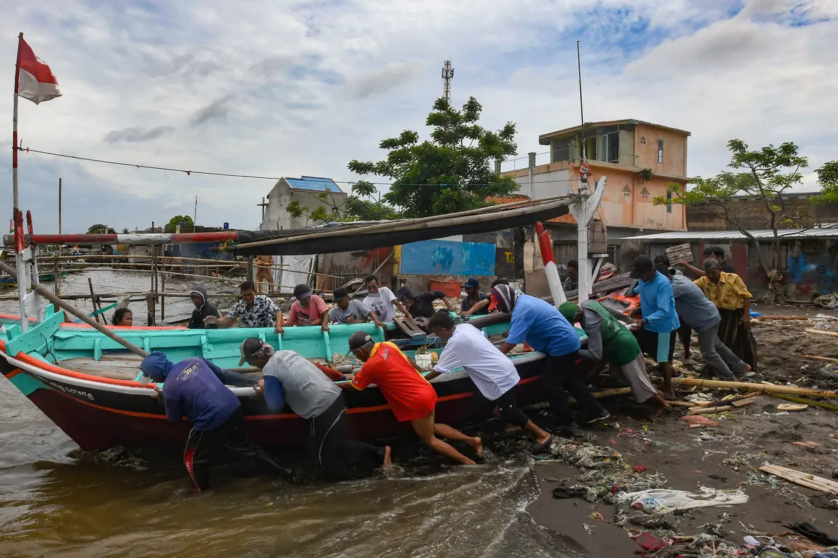 Melihat Pembuatan dan Perbaikan Perahu di Kampung Nelayan Tanjung Pasir Tangerang