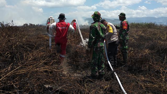 TNI dan Polisi membantu Manggala Agni memadamkan api, Kamis (29/8/2019).(Liputan6.com/Ahmad Akbar Fua)