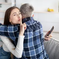 Ilustrasi pasangan selingkuh/copyright shutterstock.com/Prostock-studio