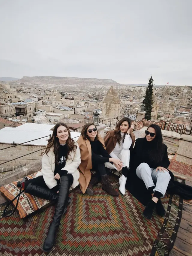 Luna Maya bersama para sahabat di Turki. (Foto: Instagram @lunamaya)