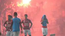 Para Pemain Bali United terlihat sedih saat kalah dari Persija Jakarta pada laga Trofeo Persija di Stadion Utama Gelora Bung Karno, Jakarta, Sabtu (9/4/2016). (Bola.com/Nicklas Hanoatubun)