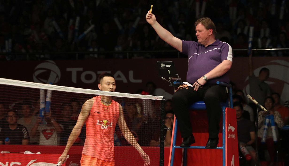 Pebulutangkis ganda campuran Tiongkok, Zhang Nan, mendapat kartu kuning saat bertanding melawan pebulutangkis Indonesia, Tontowi Ahmad/Liliyana Natsir. (Bola.com/Arief Bagus)