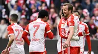 Penyerang Bayern Munchen, Harry Kane, merayakan gol yang dicetaknya saat timnya menang telak atas Mainz 05 di Bundesliga, Sabtu (9/3/2024). (LUKAS BARTH / AFP)