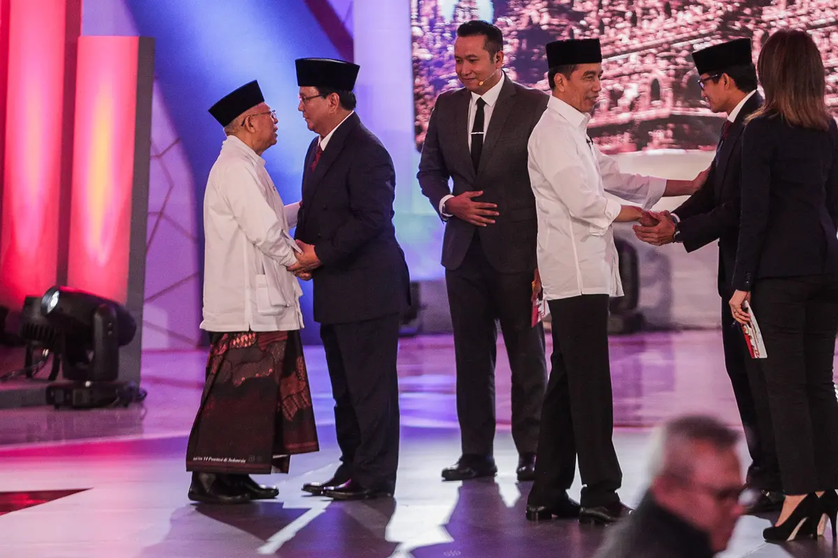 Peluk Hangat Jokowi - Prabowo Akhiri Debat Perdana Pilpres 2019