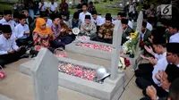 Mensos Khofifah Indar Parawansa bersama para santri penghafal Alquran berdoa di salah satu makam pahlawan di Taman Makam Pahlawan Kalibata, Jakarta, Senin (2/10). Hal ini dilakukan untuk memperingati Hari Kesaktian Pancasila. (Liputan6.com/Faizal Fanani)