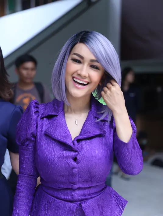 "Udah dari kemarin memang disediakan baju ungu ini. Jadi memang sengaja pakai ungu," ucap Jupe saat memasuki ruang sidang. (Nurwahyunan/Bintang.com)