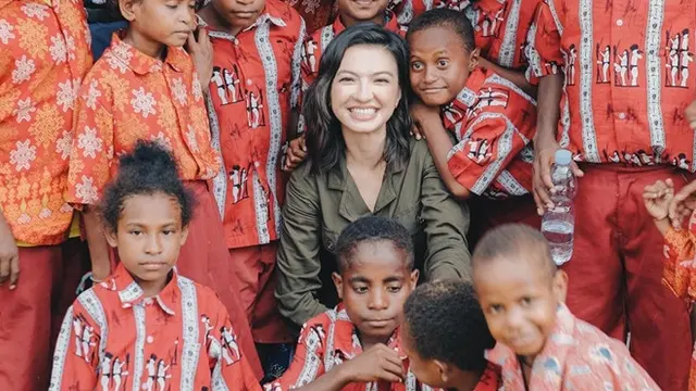 6 Potret Raline Shah Jadi Guru di Papua, Akrab dan Seru