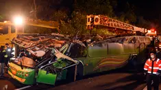Sebuah bus pariwisata Taiwan mengalami kecelakaan hingga terbalik di ruas jalan dekat Taipe, Selasa (14/2). Sedikitnya 32 orang tewas dalam insiden ini, menjadikannya kecelakaan terburuk dalam 30 tahun terakhir di Taiwan. (Ou Dongqu/Xinhua via AP)