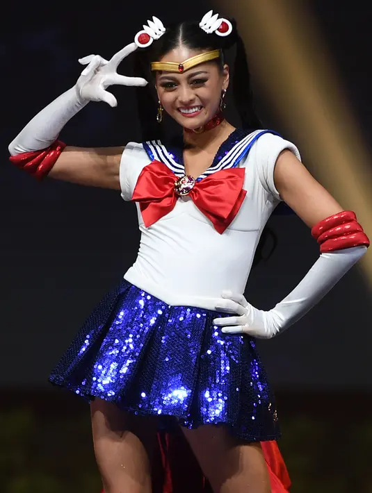 Miss Jepang, Yuumi Kato menampilkan kostum nasionalnya saat National Costume Show Miss Universe 2018 di Chonburi, Thailand, Senin (10/12). 94 wanita cantik se-dunia berlomba menjadi yang terbaik di ajang Miss Universe 2018 (Lillian SUWANRUMPHA/AFP)