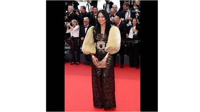 6 Potret Anggun C Sasmi di Red Carpet Festival Film Cannes 2022, Serasi Bareng Suami