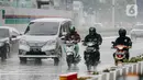 Pengendara motor menggunakan jas hujan saat hujan deras mengguyur kawasan Jalan Thamrin, Jakarta, Selasa (31/5/2022). Potensi cuaca ekstrem di sejumlah wilayah di Indonesia pada hari ini dipengaruhi oleh kemunculan bibit siklon tropis 92S di Samudera Hindia selatan Jawa Barat. (Liputan6.com/Faizal Fanani)