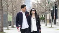 Intip gaya sporty dan kasual Sandra Dewi saat lakukan perjalanann baby moon di Meulbourne Australia.