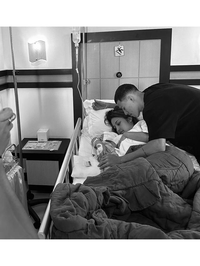 6 Potret Jennifer Coppen Lahirkan Anak Pertama, Bahagia Ditemani Sang Kekasih