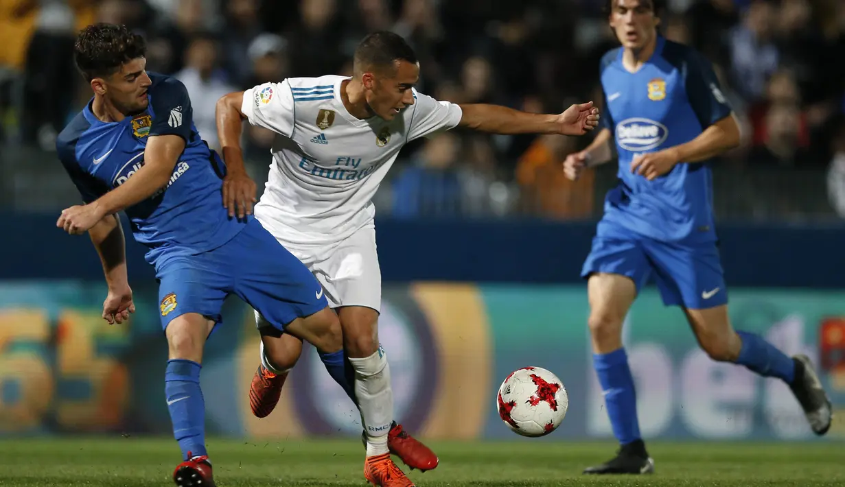 Gelandang Real Madrid, Lucas Vazquez, melewati penjagaan bek Fuenlabrada, Fran Garcia, pada laga Copa del Rey di Stadion Fernando Torres, Madrid, Kamis (26/10/2017). Fuenlabrada kalah 0-2 dari Madrid. (AP/Francisco Seco)