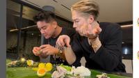 Makan Nasi Padang Bareng Boy William, Jackson Wang Ketagihan Ayam Pop dan Daun Singkong. foto: (dok.Instagram @boywilliam17/https://www.instagram.com/p/DG0m0RvTMZT/Henry)