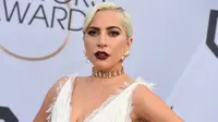 Lady Gaga berpose saat menghadiri acara 25th Screen Actors Guild Awards di Los Angeles, California, AS (28/1). Lady Gaga tampil anggun menggenakan gaun putih dengan belahan hingga paha kreasi Dior Haute Couture. (AP Photo/Jordan Strauss)