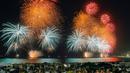 Kembang api menghiasi langit di atas pantai Copacabana pada malam pergantian tahun di Rio de Janeiro, Brasil, Minggu (1/1). Sebagian besar negara merayakan datangnya tahun baru 2017 dengan pesta kembang api. (REUTERS/Marcelo Regua)