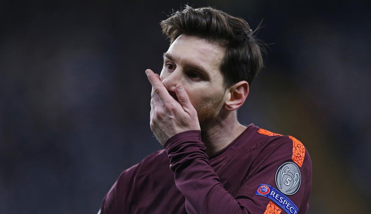 Gelandang Barcelona, Lionel Messi, bersiap menghadapi Chelsea pada laga Liga Champions di Stadion Stamford Bridge, London, Selasa (20/2/2018). Hingga babak pertama usai kedudukan masinh imbang 0-0. (AFP/Glyn Kirk)
