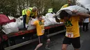 Peserta bersiap membawa sekarung batu bara saat mengikuti Kejuaraan Dunia Membawa Batu Bara di desa Gawthorpe, Inggris, Senin (17/4). Untuk peserta pria batu bara yang dibawa seberat 50 kg. (AFP PHOTO / OLI SCARFF)