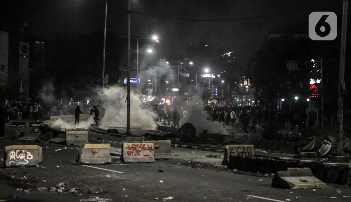 Massa memblokade jalan raya di kawasan Harmoni, Jakarta, Kamis (8/10/2020). Polisi berhasil membubarkan unjuk rasa ricuh yang dilakukan massa penolak UU Cipta Kerja dengan tembakan gas air mata dan watercanon. (merdeka.com/Iqbal S. Nugroho)