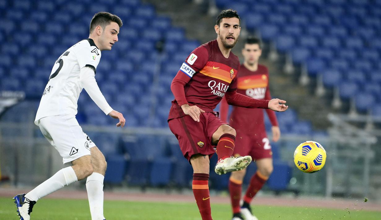 Gelandang AS Roma, Lorenzo Pellegrini (kanan) melepaskan umpan kepada rekannya dalam laga babak 16 besar Coppa Italia 2020/21 di Olimpico Stadium, Roma, Selasa (19/1/2021). AS Roma kalah 2-4 (2-2) dari Spezia melalui extra time. (LaPresse via AP/Alfredo Falcone)