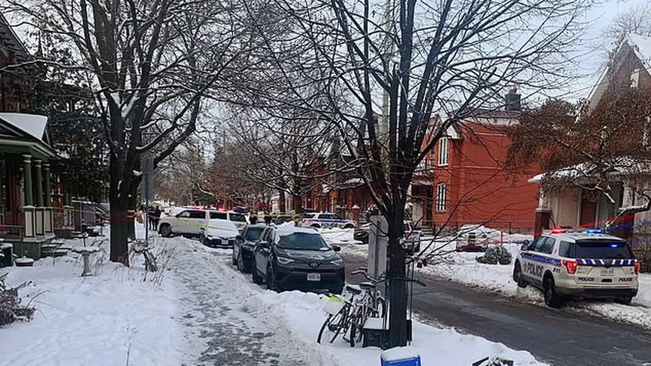 Polisi bersiaga di penembakan Ottawa. (AP)