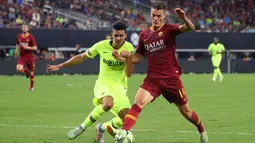 Striker AS Roma, Patrik Schick, berusaha melewati bek Barcelona, Juan Brandariz, pada laga International Championship Cup di Stadion AT&T, Texas, Selasa (31/7/2018). AS Roma menang 4-2 atas Barcelona. (AFP/Richard Rodriguez)